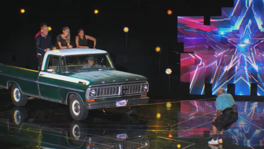 
	Este cel mai socant numar de la &quot;America&#39;s Got Talent&quot;. Un batranel 1.62 m si 93 de ani trage cu dintii o camioneta de 2 tone. Juratii au stat ca pe ace
