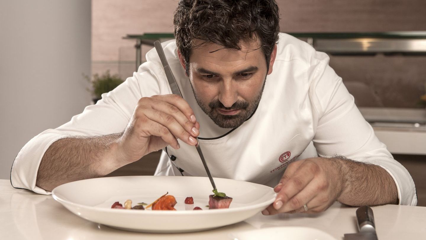 
	Chef Adrian Hadean, motto-ul dupa care se ghideaza in viata. Care este secretul unei siluete de &quot;MasterChef&quot;
