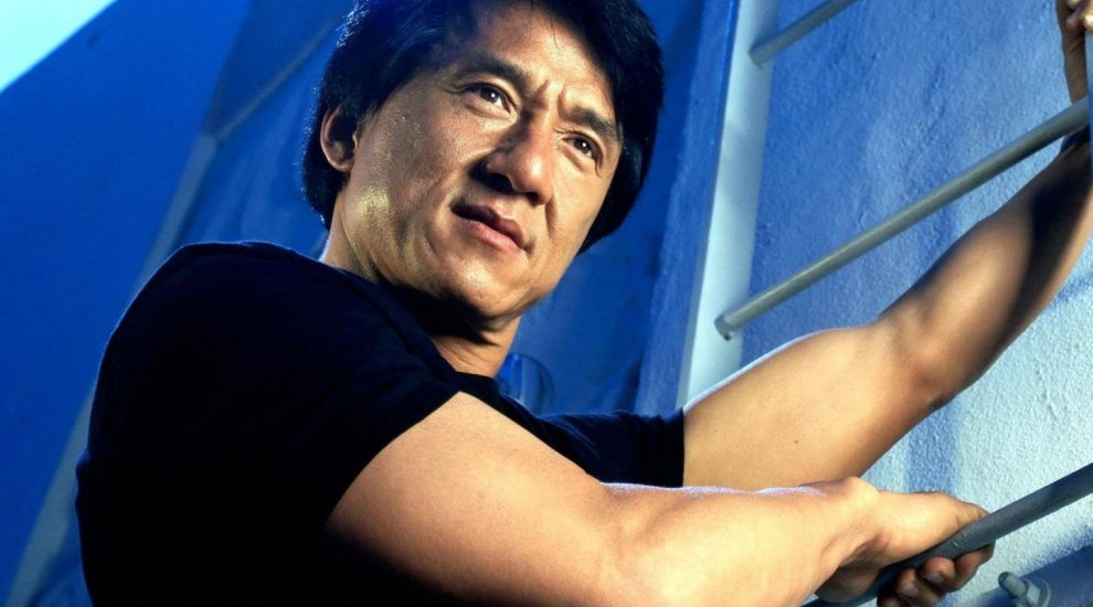 
	In filme bate tot ce prinde, in viata reala e simpatic foc. Jackie Chan vine maine in Romania: &quot;Vreau sa vizitez Mamaia si castelul lui Dracula&quot;
