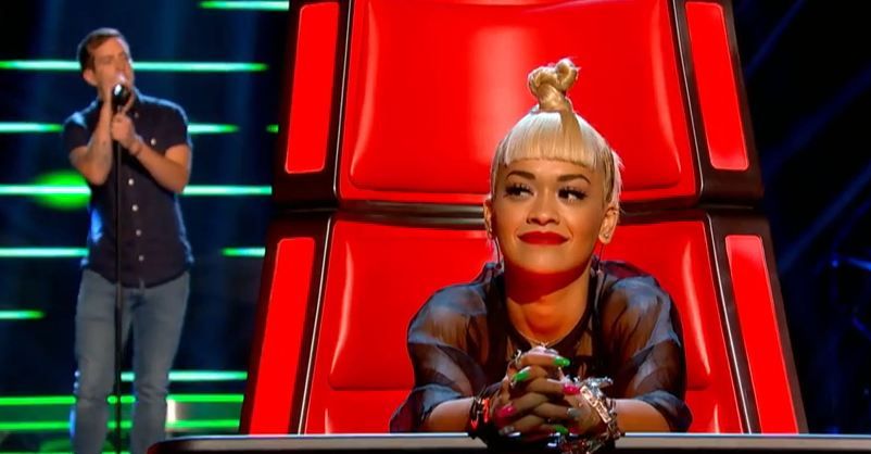 
	Rita Ora a cazut sub scaun cand l-a auzit cantand. El e concurentul care i-a cucerit pe juratii de la &quot;The Voice UK&quot; - VIDEO
