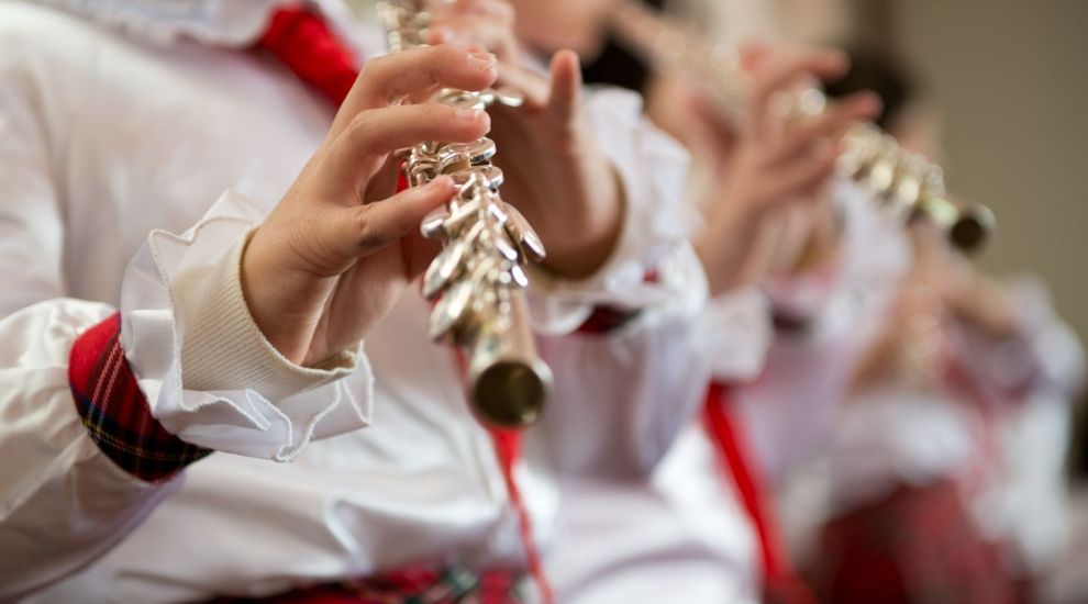 Nemtoaica de 46 de ani care s-a indragostit de tara noastra. Antje ii invata pe copiii din Maramures sa cante la flaut