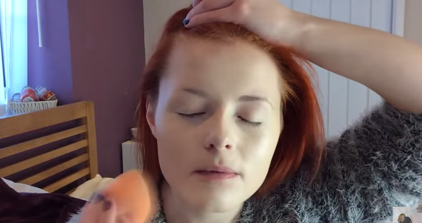 Are o pasiune pentru make-up, desi este nevazatoare. Asa arata cand incepe sa se machieze, dar rezultatul este genial