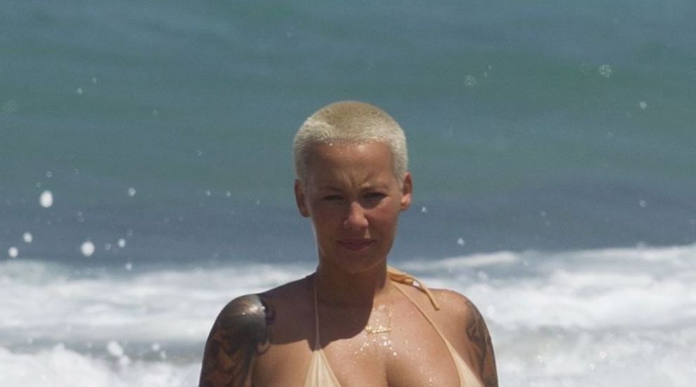 A renuntat si la sutien. Cum a fost surprinsa Amber Rose in timp ce se afla la plaja