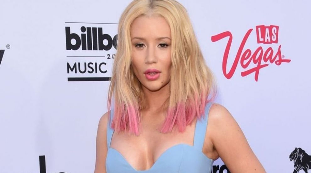 Singura diva care isi iubeste coapsele, chiar daca are celulita. Cum a fost surprinsa la plaja Iggy Azalea