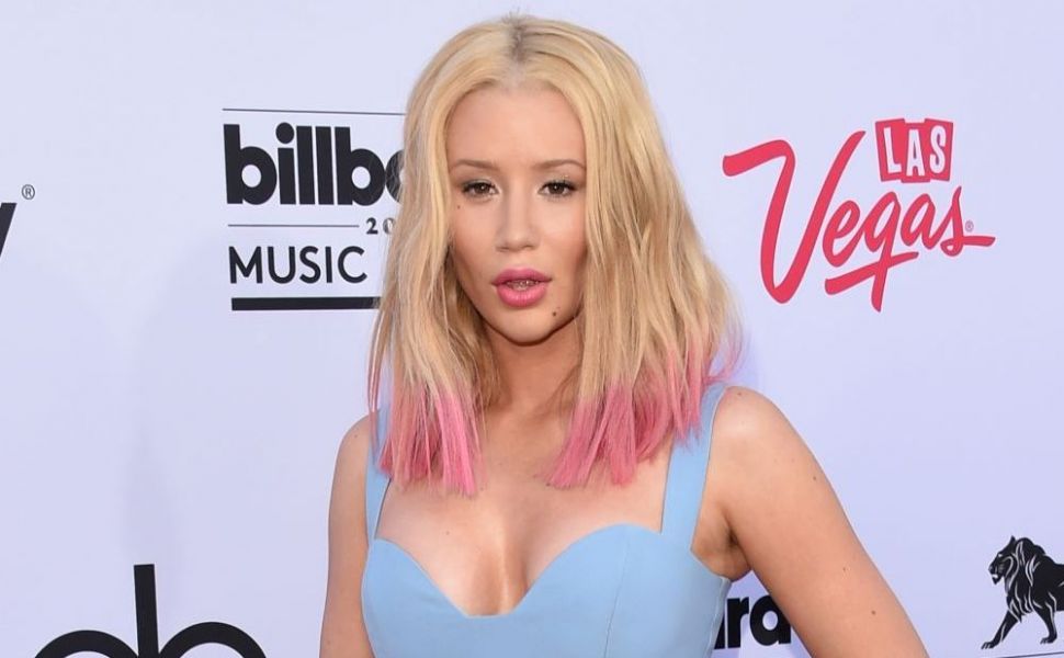 Singura diva care isi iubeste coapsele, chiar daca are celulita. Cum a fost surprinsa la plaja Iggy Azalea