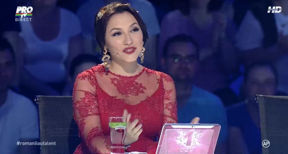 Andra a stralucit pe scena de la &quot;Romanii au talent&quot;. Cum arata rochia rosie ca focul a atras toate privirile