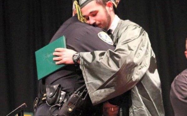 Momentul emotionant trait de un tanar la absolvire. Cine a urcat pe scena sa-l imbratiseze dupa ce parintii lui au murit