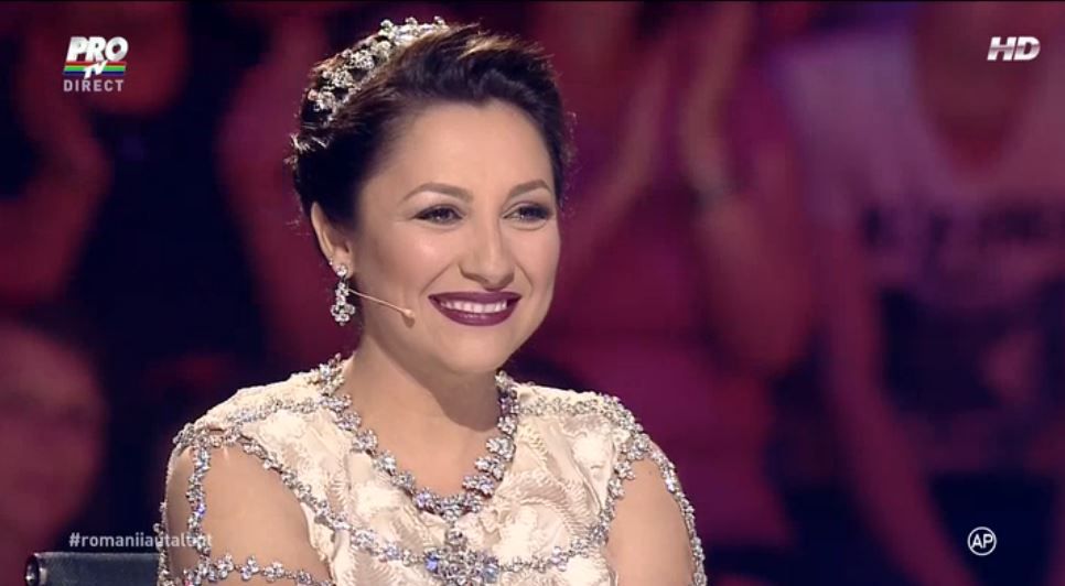 Andra, intr-o rochie alba ca printesa. Ce tinuta spectaculoasa a ales vedeta pentru Marea Finala &quot;Romanii au talent&quot;