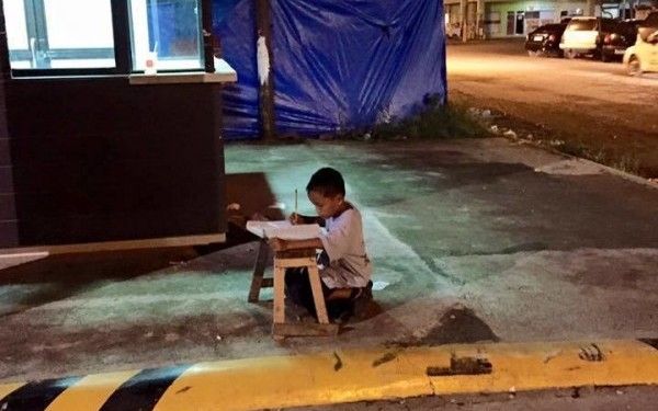 Fotografia cu acest baietel a devenit virala. Povestea lui a impresionat milioane de oameni