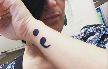 La prima vedere pare un tatuaj banal, dar oameni din toata lumea decid sa si-l faca. Ce reprezinta punctul si virgula