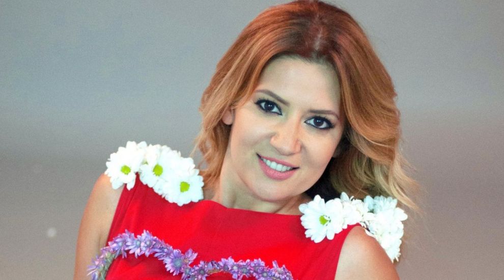 Amalia Enache a imbracat o rochie cusuta cu flori naturale pentru Vorbeste lumea