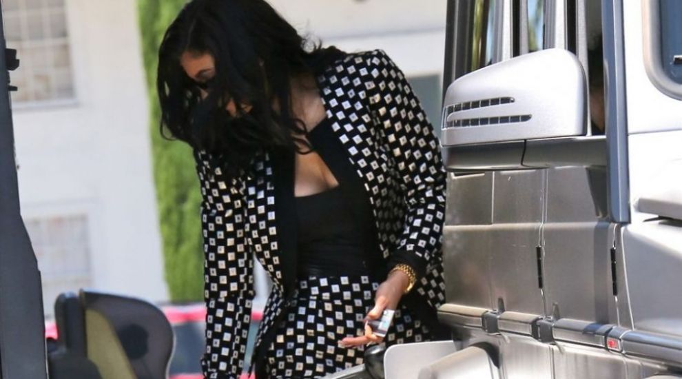 
	Spectacol la pompa de benzina! Toti barbatii s-au oprit din alimentat cand au vazut-o pe Kylie Jenner asa
