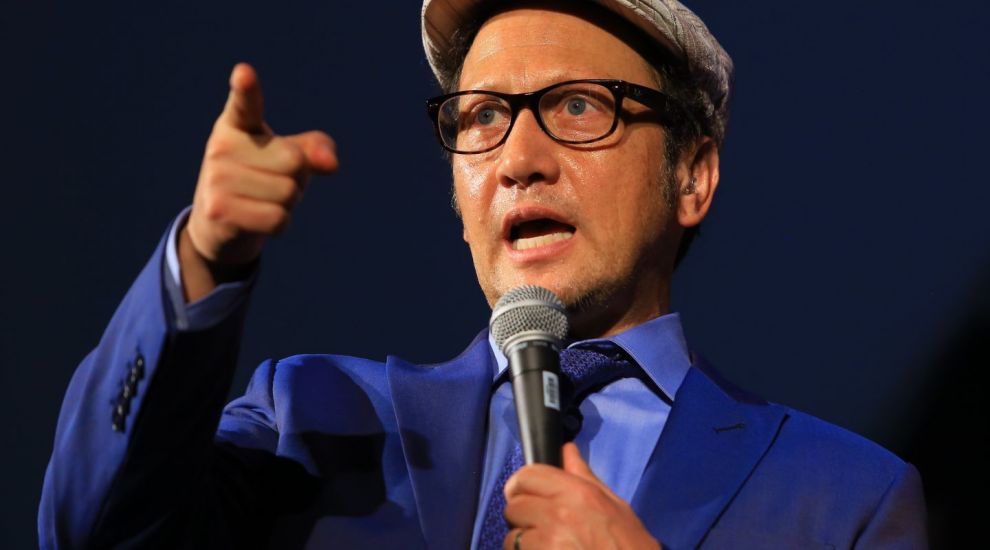 
	El, un actor care ii face pe toti sa rada. Ea, incredibil de frumoasa. Cum arata sotia lui Rob Schneider
