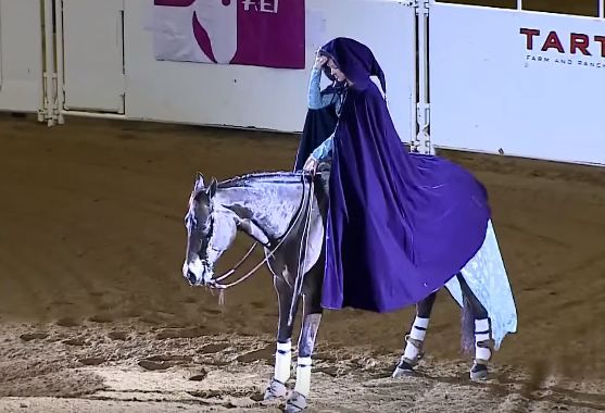 Wow, un adevarat spectacol. Intra in arena calare pe un cal, dar cand renunta la pelerina, publicul ramane uimit