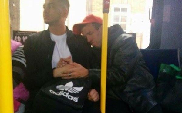 Ce a facut un tanar cand un barbat cu dizabilitati a venit langa el in autobuz. Gestul lui a devenit viral pe internet