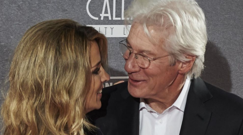 Richard Gere e unul dintre cei mai populari actori, dar putini stiu cum arata iubita lui. Cum au fost surprinsi cei doi