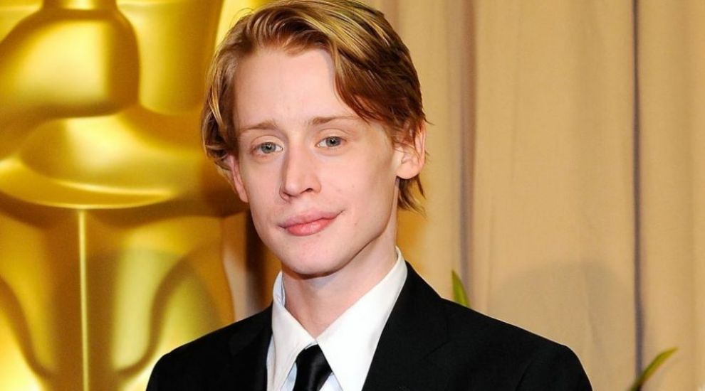 Imagine rara cu Macaulay Culkin. Cum s-a lasat pozat actorul la 25 de ani de la premiera filmului &quot;Singur Acasa&quot;