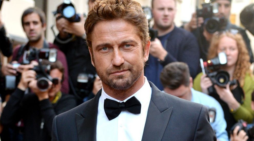 
	Nu si-a putut dezlipi mainile de pe ea. Gerard Butler, surprins de paparazzi in ipostaze hot alaturi de iubita
