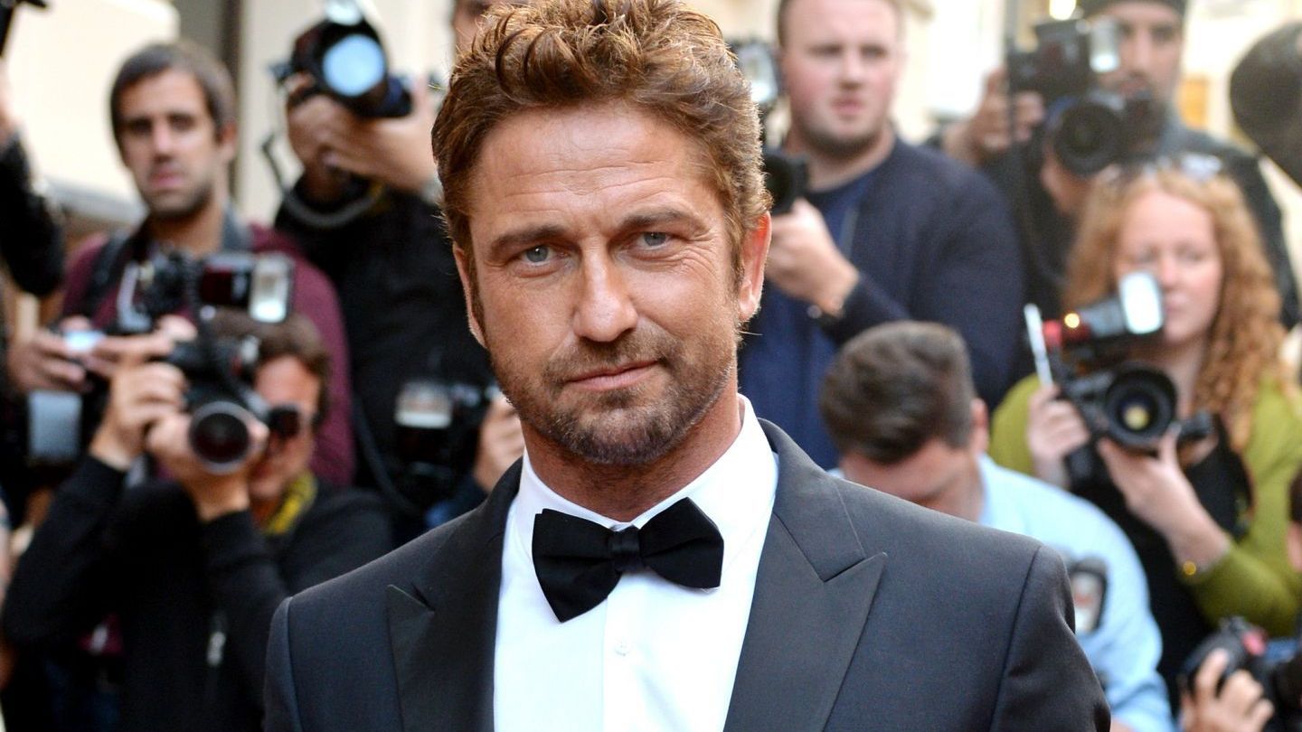 
	Nu si-a putut dezlipi mainile de pe ea. Gerard Butler, surprins de paparazzi in ipostaze hot alaturi de iubita
