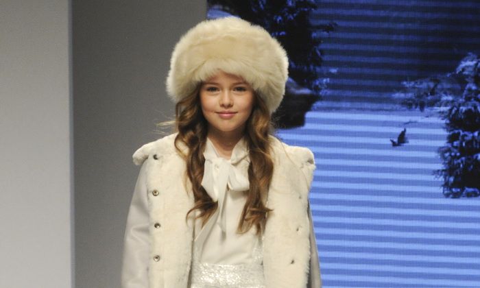 
	La 3 ani debuta ca model international. Cum arata Kristina Pimenova, una dintre cele mai celebre fetite din lumea modei
