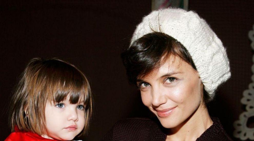 
	Asa mama, asa fiica! Uite cat de frumoasa s-a facut si cum arata acum Suri, fiica lui Katie Holmes si a lui Tom Cruise
