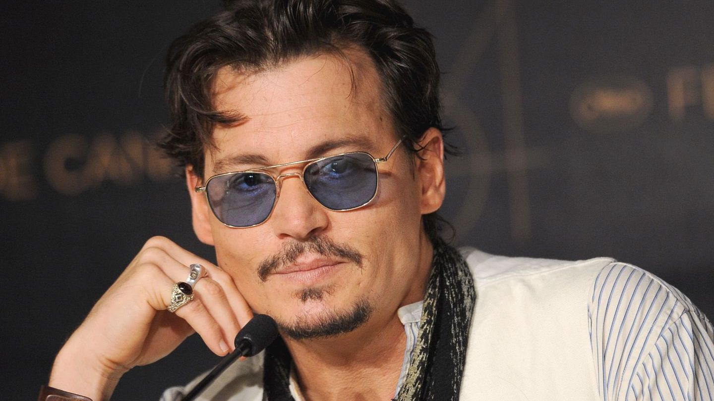 
	E combinatia perfecta dintre Johnny Depp si Vanessa Paradis. Cat de frumoasa e fiica lor de 17 ani
