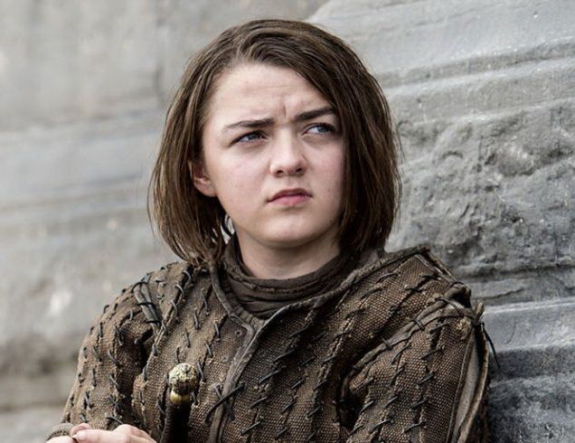 
	Maisie Williams, posesoarea unor picioare perfecte. Cum a demonstrat ca poate fi feminina si nu seamana cu Arya Stark
