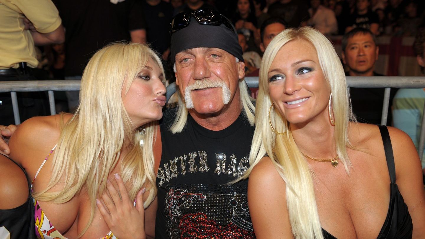 Hulk Hogan, intre sotia cu 21 de ani mai tanara si fiica lui. 