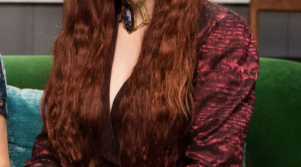 
	In Game of Thrones e o roscata misterioasa, in viata de zi cu zi o bruneta super sexy. Cum arata cu adevarat Melisandre
