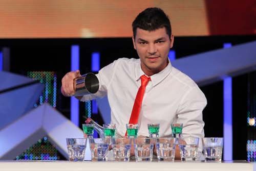 Valentin Luca, campion la jonglerii cu sticle