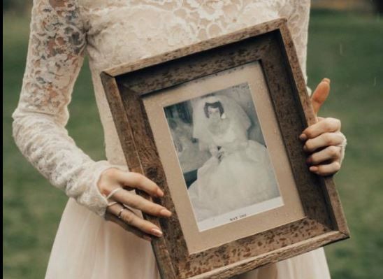 
	A purtat la propria nunta rochia de mireasa a bunicii sale din 1962. Reactia femeii este emotionanta
