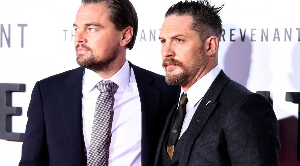 
	A pierdut un pariu cu Leonardo DiCaprio. Ce a fost obligat Tom Hardy sa isi scrie pe piele
