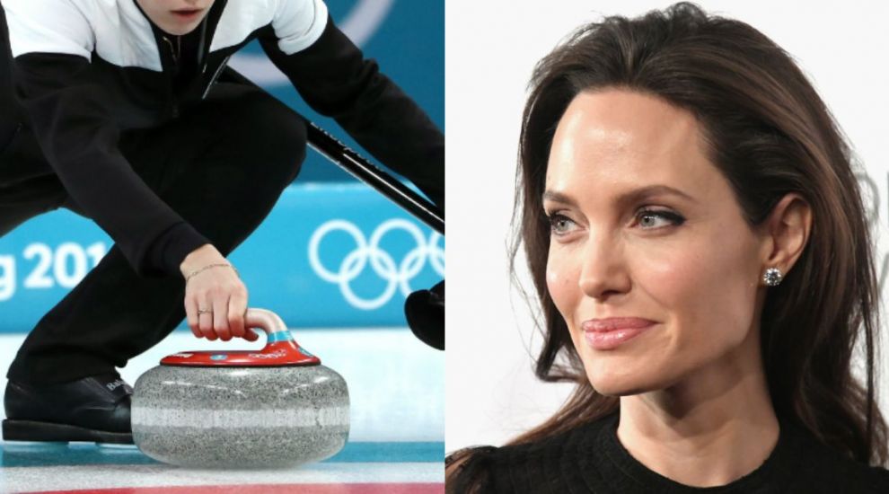 A topit gheata la Olimpiada de Iarna. Jucatoarea de curling care seamana perfect cu Angelina Jolie