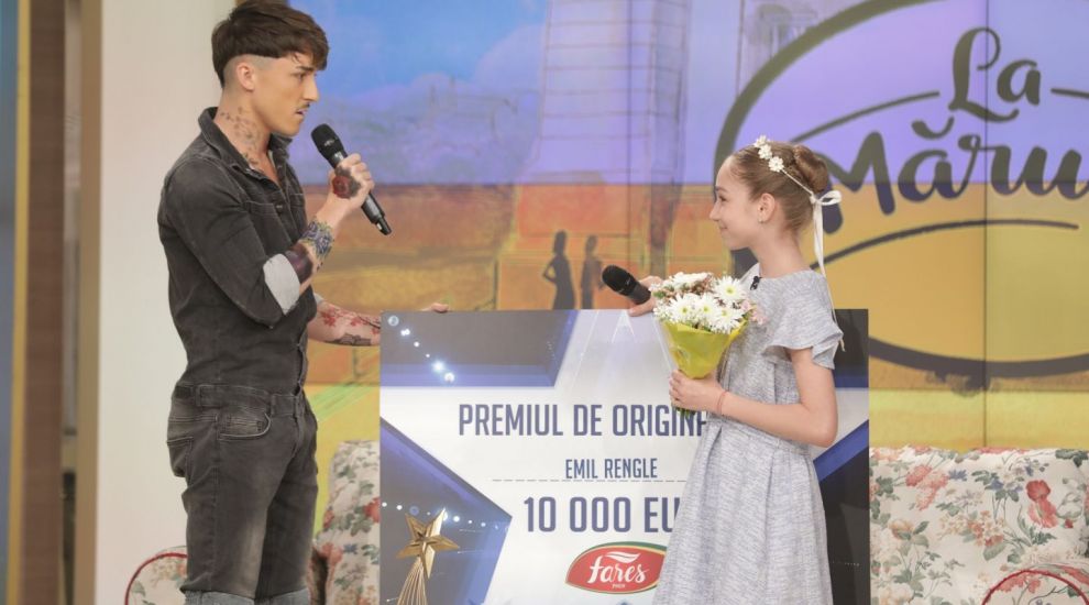 Castigatorul sezonului 8 Romanii au talent,Emil Rengle,i-a donat Biancai Badea premiul de originalitate de 10 000 euro