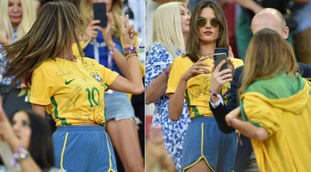 
	Cine e fotomodelul care a întors toate privirile la meciul Brazilia-Serbia. Ce rost mai are să te uiți la fotbal?
