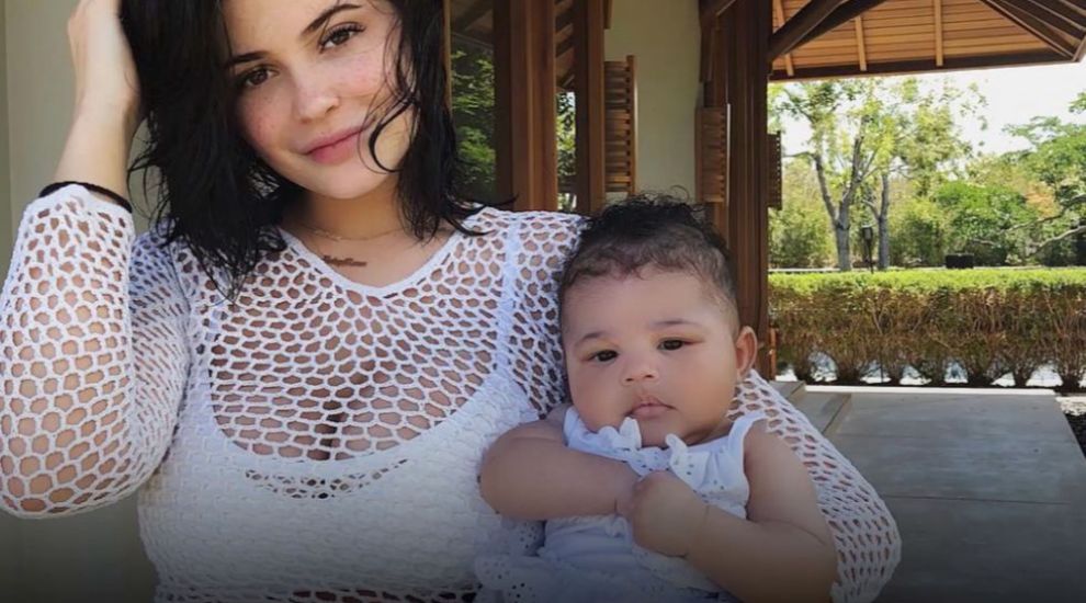 
	Fiica lui Kylie Jenner, în vârstă de 5 luni, are pantofi personalizați. Cât investește vedeta în garderoba fiicei sale
