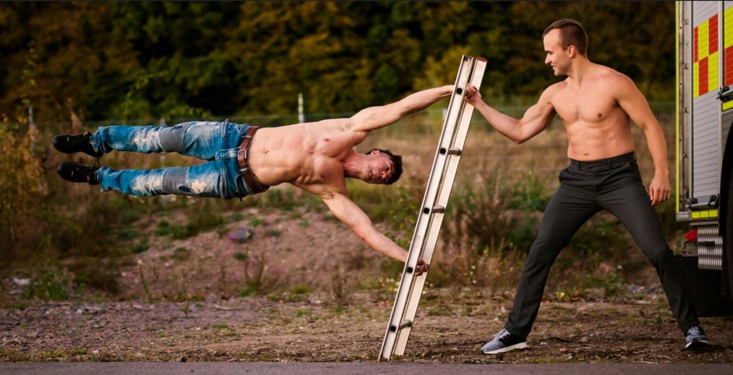 
	Cinci trucuri pentru a deveni un &bdquo;steag uman&rdquo;, explicate de unul dintre cei mai tari testeri Ninja Warrior
