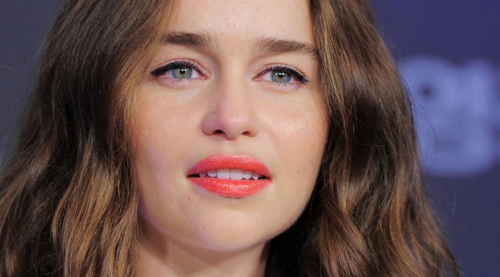 
	Emilia Clarke și-a schimbat radical look-ul, spre nemulțumirea fanilor: &rdquo;Arăți bătrână&rdquo;
