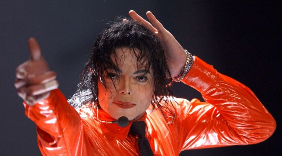 
	O nouă lovitură pentru familia lui Michael Jackson. Corpul megastarului ar putea fi exhumat
