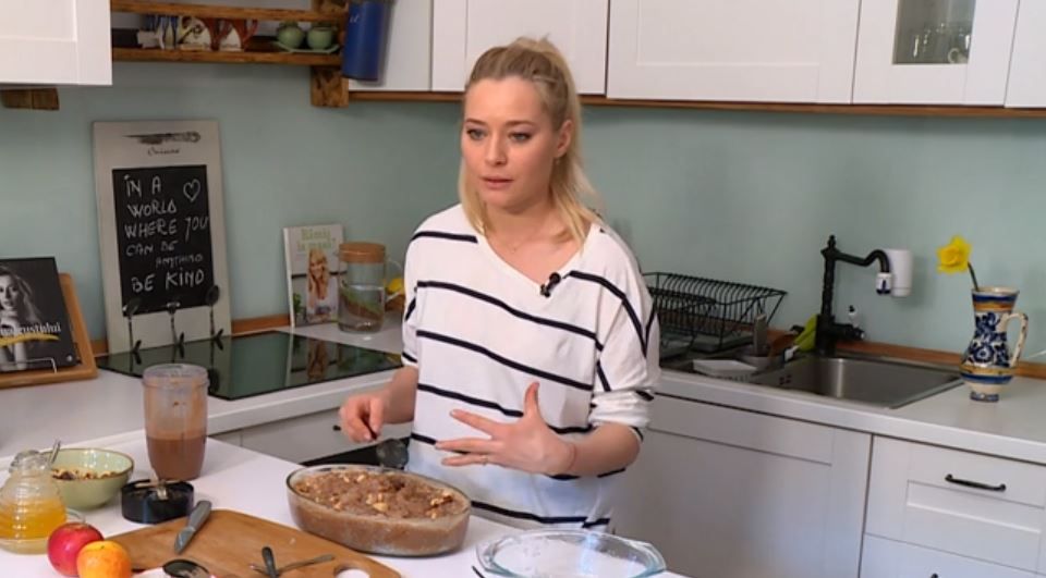 VIDEO: Laura Cosoi gătește cel mai delicios desert, cu multe vitamine