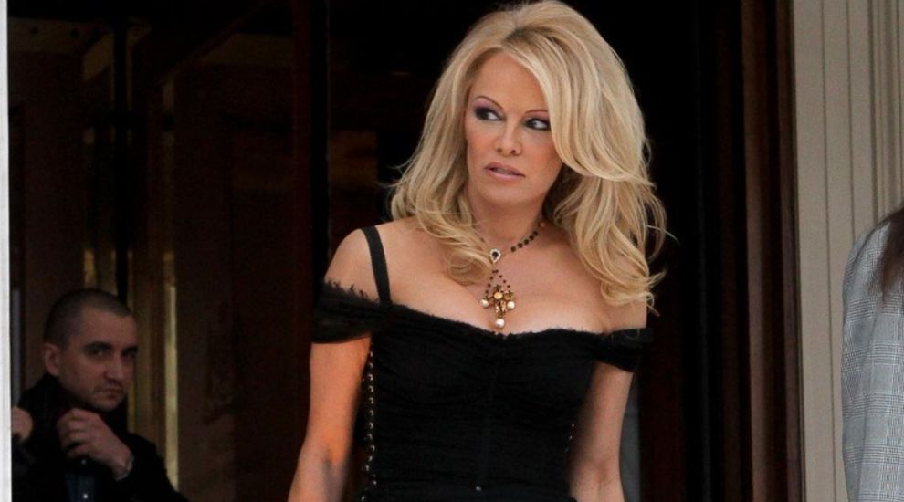 
	Pamela Anderson, furioasă că banii pentru copiii săraci au fost donați catedralei Notre Dame
