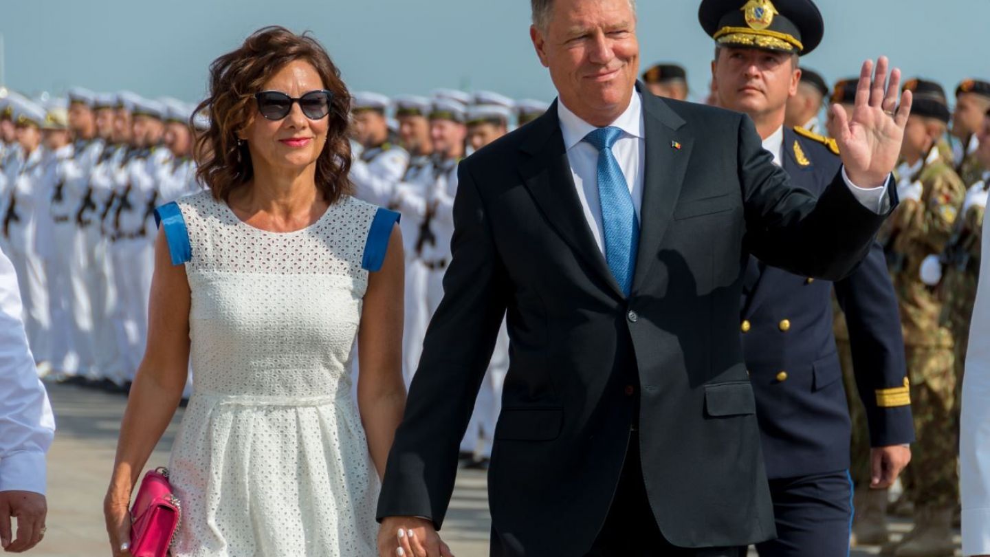 typist Shipping card PRO TV - Carmen Iohannis, într-o rochie albă de vară la Ziua Marinei,  scurtă până la genunchi
