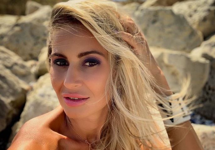 VIDEO Crina Abrudan, relaxare la piscină