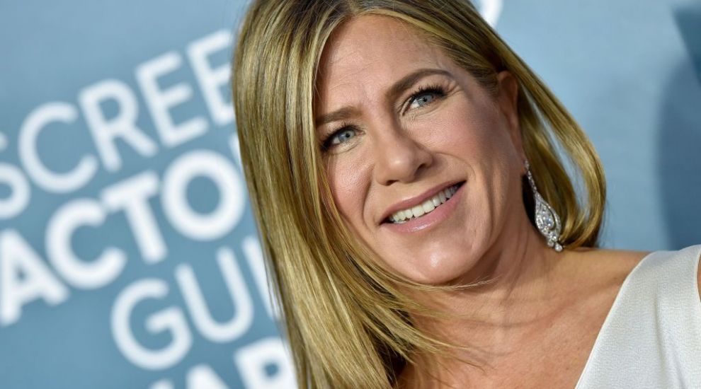 
	Cum arată fotografia care i-a înnebunit pe fanii lui Jennifer Aniston: &rdquo;Sper că Brad Pitt ți-a dat rochia jos&rdquo;
