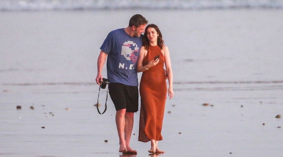 
	Noua iubită a lui Ben Affleck, o actriță lipsită de inhibiții: a filmat goală alături de Keanu Reeves
