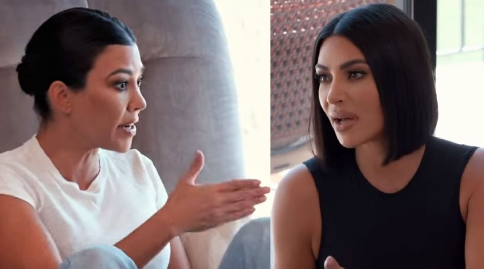 
	Kim Kardashian, luată la bătaie de sora ei, Kourtney, în emisiunea familiei
