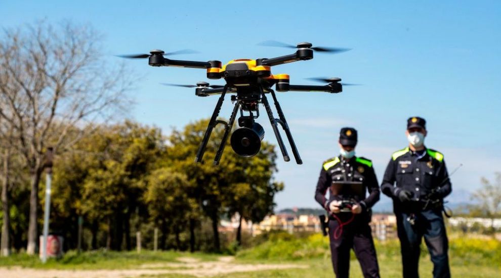 
	Primul oraș din România în care locuitorii sunt monitorizați cu drone dacă respectă izolarea la domiciliu
