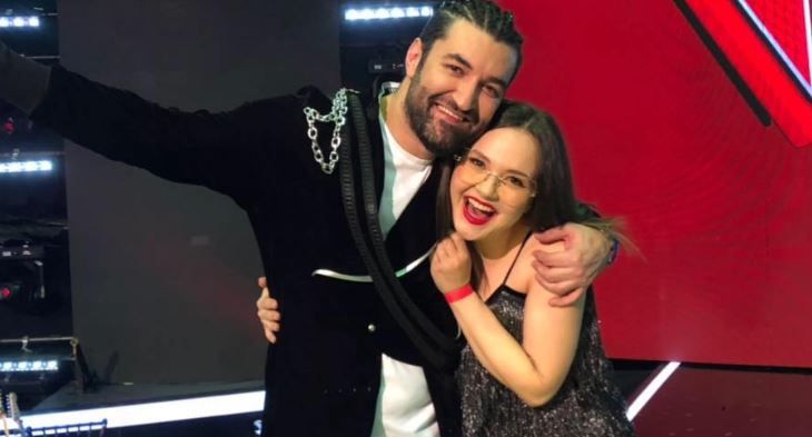 
	Alina Dincă, vocal coach în echipa lui Smiley la Vocea României, a lansat un cover după piesa &quot;Acasă&quot;
