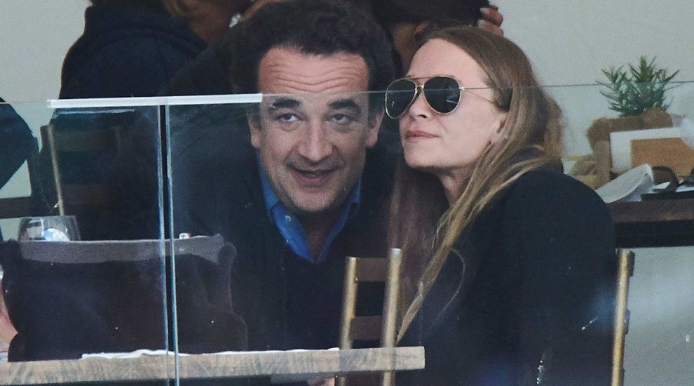 
	Mary-Kate Olsen, divorț cu scandal! Soțul ei, Olivier Sarkozy, a dat-o afară din casă
