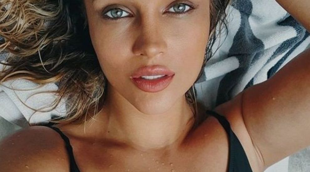 
	Lora, surpriză pentru fani, când a atins 1,3 milioane de urmăritori pe Instagram: s-a fotografiat topless
